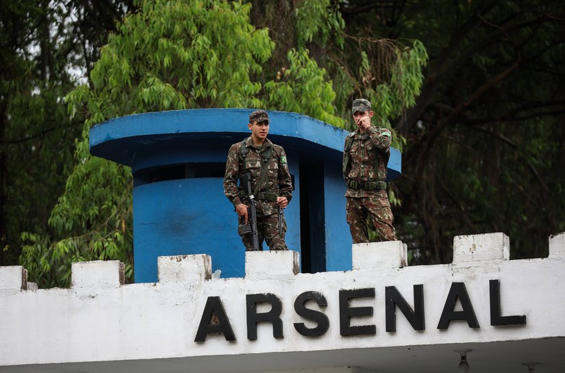 Exército já identificou suspeitos de facilitar furto de 21 metralhadoras de quartel