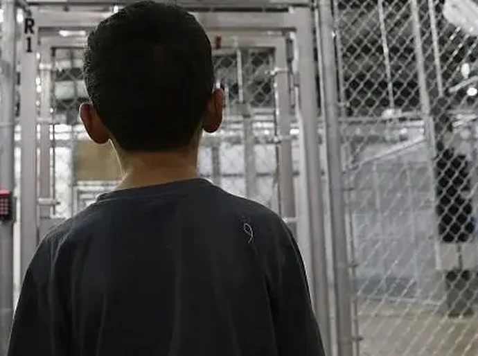 As crianças levadas a tribunais de imigração nos EUA sem advogados: 'É como tirar paraquedas antes de jogar do avião'