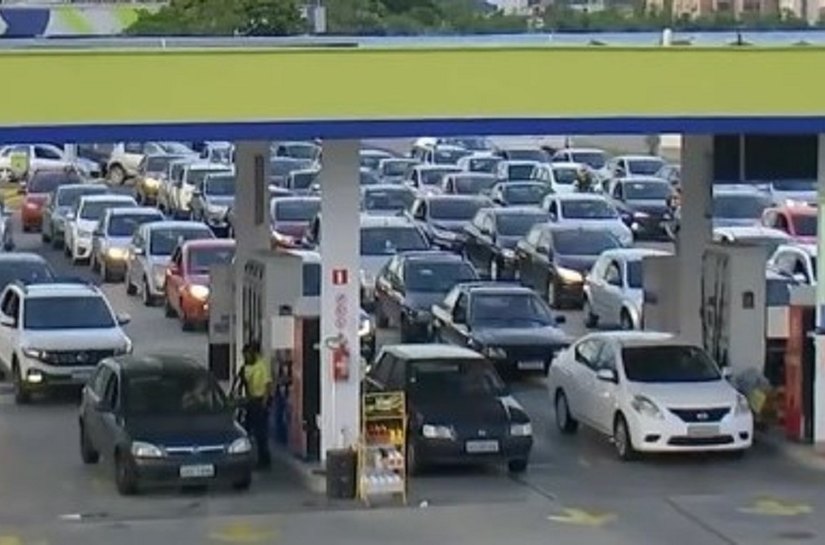 Aumento no preço de combustíveis provoca filas nos postos de cidades brasileiras