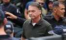 Moraes mantém Bolsonaro em prisão domiciliar e dá 48h para ex-presidente entregar armas