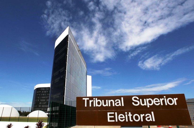 TSE arquiva ação contra chapa de Bolsonaro por uso de outdoors em campanha