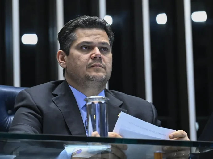 Empresários recorrem a Alcolumbre para travar avanço do fim da escala 6x1