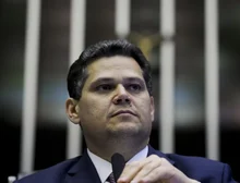 Alcolumbre lê pedido e cria CPMI para investigar fraudes no INSS