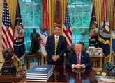 Ainda não está claro se intervenções de Trump vão ajudar ou atrapalhar Flávio Bolsonaro, diz New York Times