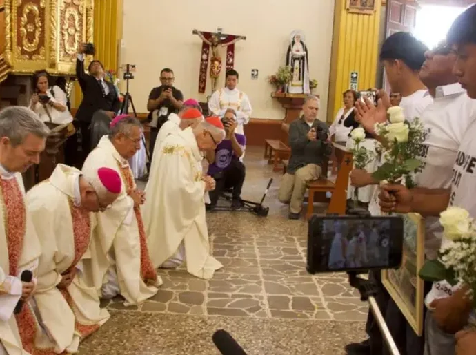 As desculpas de joelho que o Vaticano fez a povoado no Peru: 'Fizeram o que queriam conosco porque somos pobres'