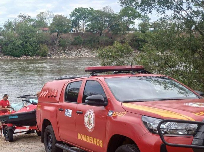 Bombeiros militares localizam corpo de jovem de 19 anos que se afogou no rio Cuiabá no domingo, 03