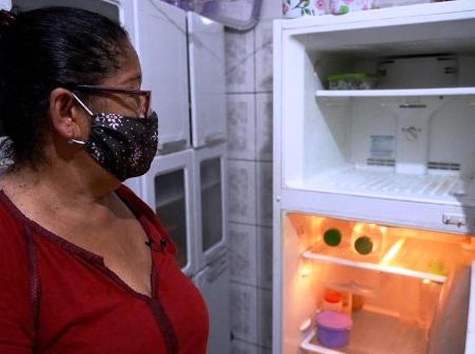 'Saga' de desempregada de 62 anos por carne acaba com 3 quilos de carcaça e pele por R$ 12