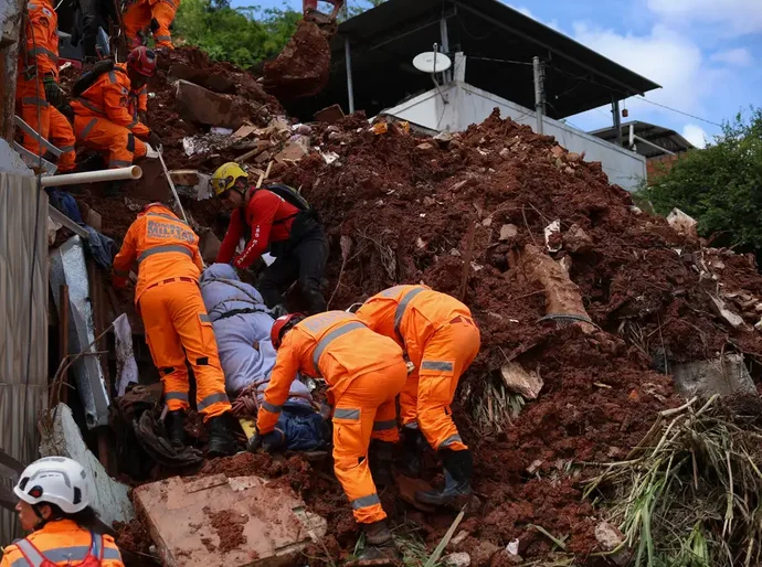 Chuva mata 55 pessoas e mobiliza oito frentes de resgate em Minas