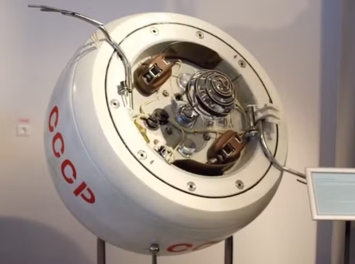 Nave russa cai no mar após 53 anos no espaço