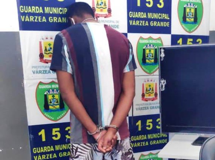 Veja Fotos e Vídeos: GM acaba de prender em flagrante no bairro da Manga ladrão de 20 que tinha roubado caminhonete