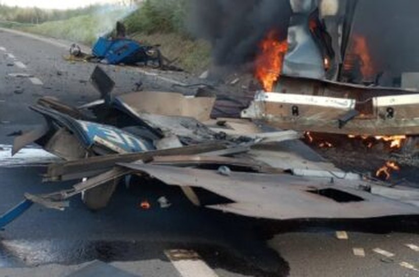 Ataque a carro-forte com troca de tiros deixa blindado destruído e dinheiro espalhado na Rodovia Zeferino Vaz, em Cosmópolis