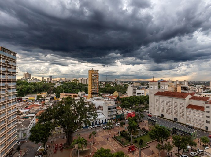 Abílio cria comitê permanente para prevenir impactos climáticos e desastres em Cuiabá