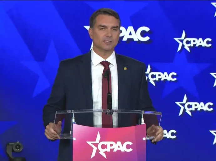 Na CPAC, Flávio afirma que não quer interferência estrangeira nas eleições
