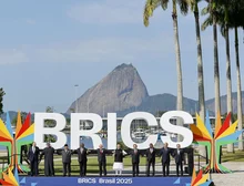 Trump diz que Brics vai acabar rapidamente se bloco ameaçar dólar