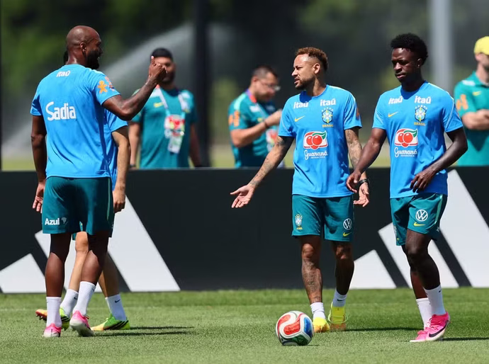 Neymar volta a treinar com elenco e aumenta expectativa por retorno