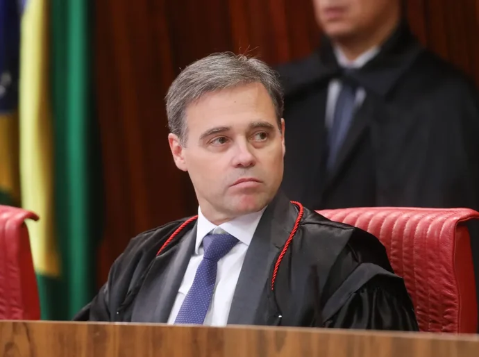 AGU trava ação contra Mendonça, mas PF mantém pressão e amplia crise