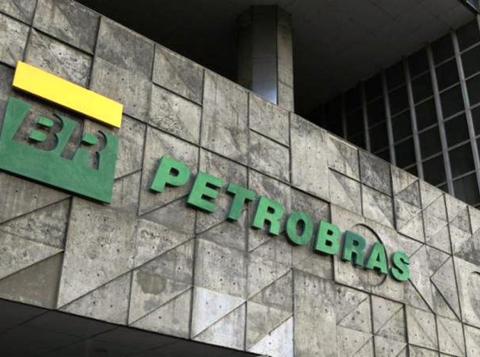 Após medida dos estados, Petrobras diz que não avalia congelar preços