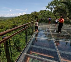 Primeiro mirante de vidro de MT se tornou ponto de lazer das famílias e atrativo para turistas, afirma prefeita