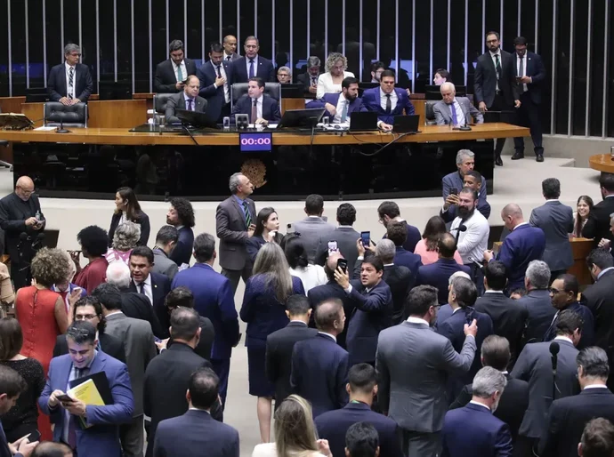 Câmara dos Deputados aprova urgência de projeto da anistia