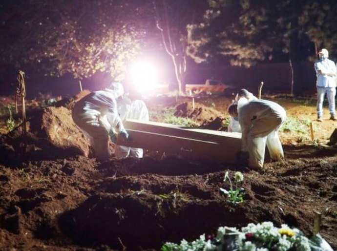Cientista de dados prevê bomba-relógio com aceleração da covid-19: 'Brasil não está nem perto da queda de casos'