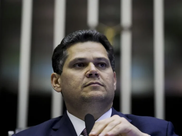 Alcolumbre barra inclusão de Bolsonaro em novo PL da Anistia