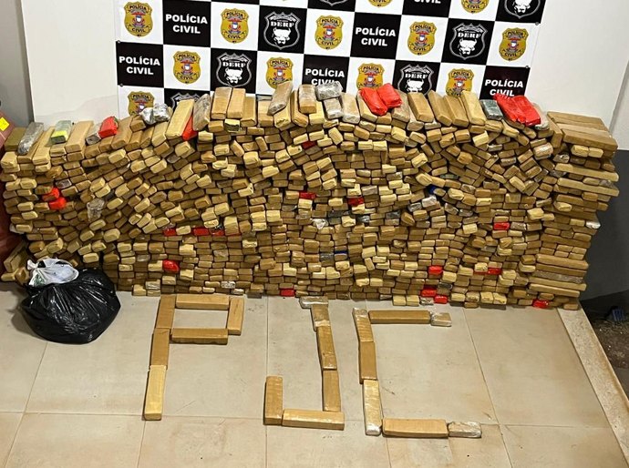 Polícia Civil apreende mais de 900 tabletes de maconha e desarticula depósito de drogas de facção