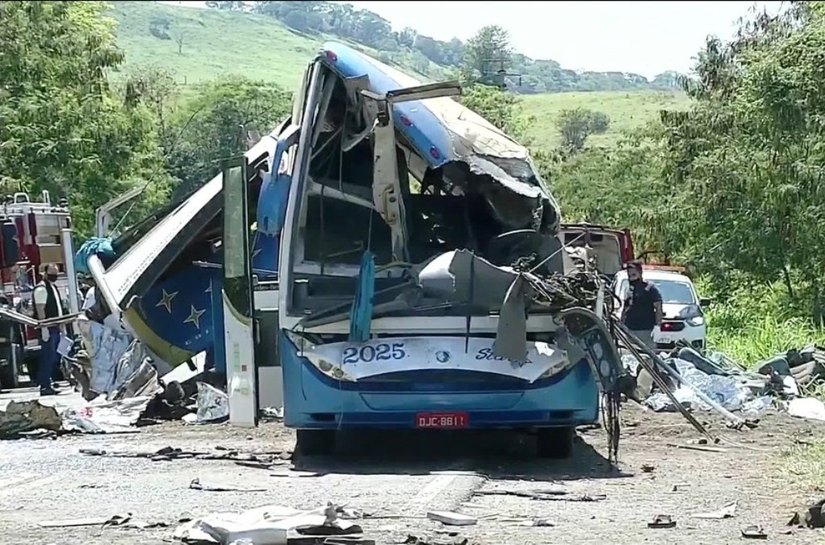 Bombeiro diz que algumas vítimas da batida com 41 mortos foram arremessadas do ônibus