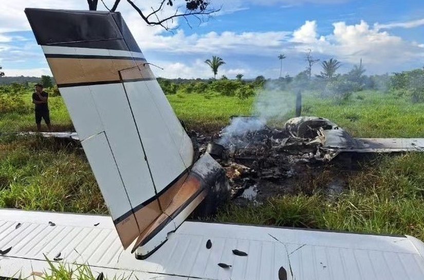 Avião vindo da Bolívia faz pouso forçado e é incendiado após interceptação da FAB