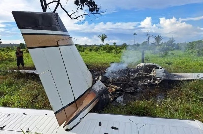 Avião vindo da Bolívia faz pouso forçado e é incendiado após interceptação da FAB