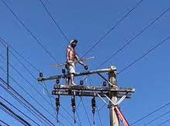 Homem sobe em poste de 10 metros de altura para fugir da PM, vira a noite e deixa centenas de moradores sem energia elétrica