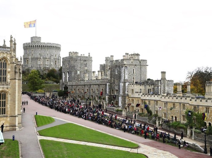 Família real britânica busca faxineiro e oferece salário de R$ 11 mil